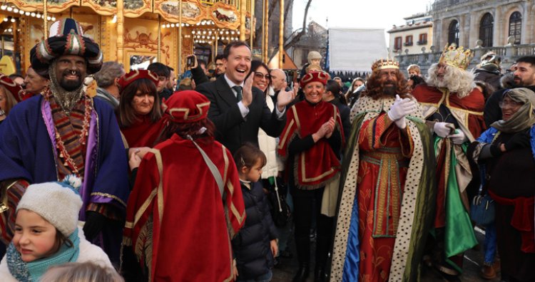 Los Cabalgata de los Reyes Magos ha repartido cinco mil kilos de caramelos en Toledo