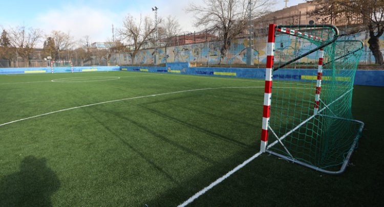 La pista de fútbol sala de la Escuela de Gimnasia de Toledo ya cuenta con nuevo césped