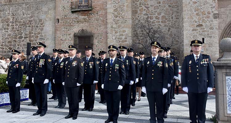 Efectivos de la Policía Nacional durante el homenaje en Talavera.