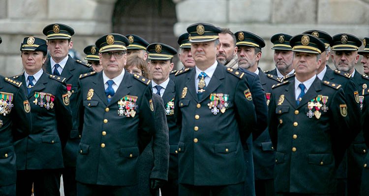Efectivos de la Policía Nacional durante el homenaje en Toledo.