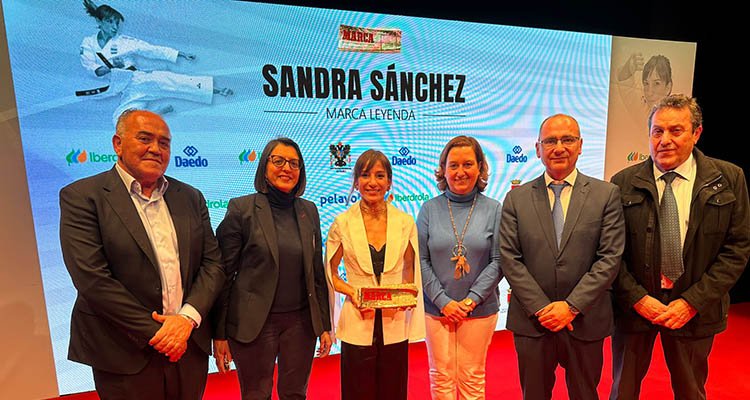 Sandra, con los representantes de la Diputación de Toledo.
