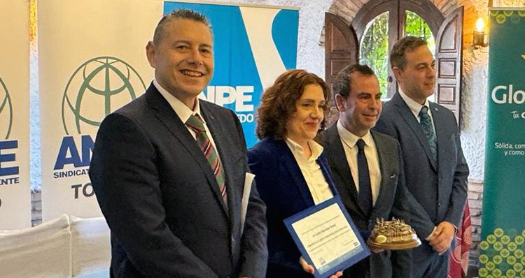 Lidia Yanel recoge el premio a la Labor Periodística Educativa de ANPE