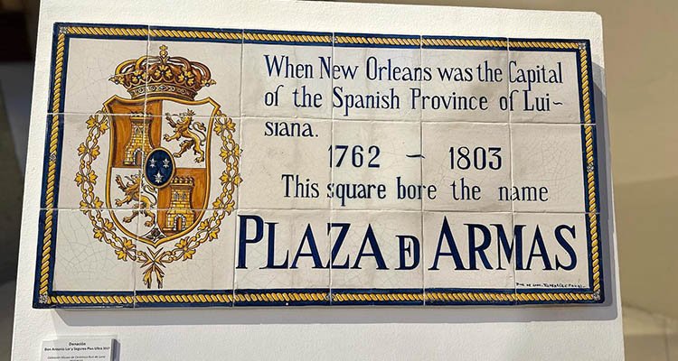 Exponen una placa de cerámica de Talavera que durante 50 años estuvo en Nueva Orleans