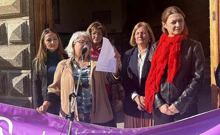 Blázquez (2d) se ha colocado por segunda vez tras la pancarta del Ayuntamiento de Talavera y del Centro de la Mujer, junto a concejales del PP, mientras una de ellas, Julia González, leía el poema.