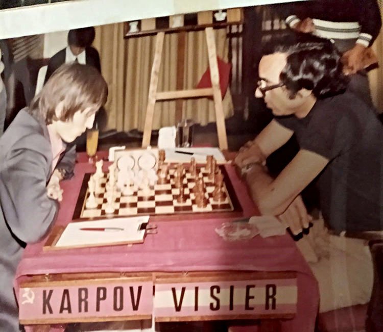 Un joven Karpov, con apenas 21 años, se enfrentó a Visier, de 31, en la olimpiada de la localidad yugoslava de Skopie, hoy ciudad de Macedonia del Norte. 