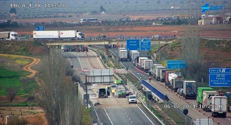 Alrededor de 200 tractores y centenares de agricultores cortan la autovía A-4 en Madridejos