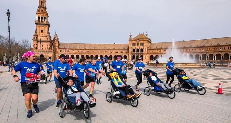 Cinco jóvenes con ataxia telangiectasia, dos de Talavera, en el maratón de Sevilla