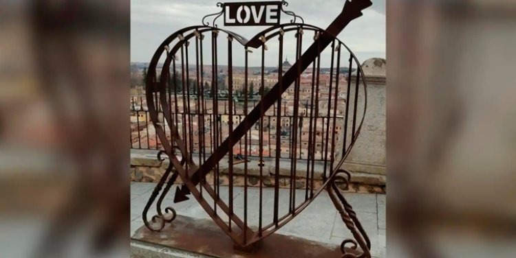 El Ayuntamiento de Toledo coloca un corazón metálico para colgar los candados del amor