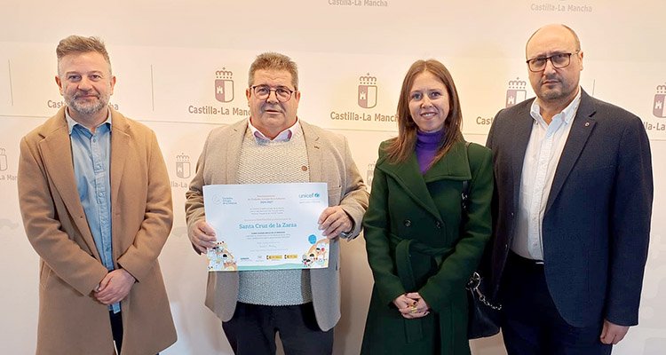 El alcalde de Santa Cruz de la Zarza, José Antonio Valencia, muestra que su municipio seguirá ostentando el sello de Ciudad Amiga de la Infancia. 