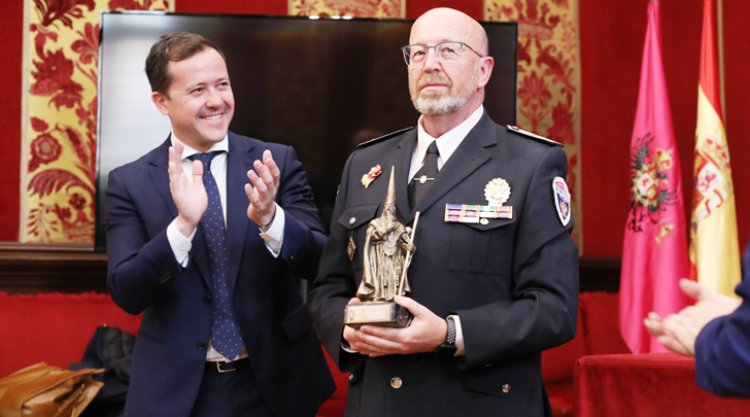 Velázquez ha felicitado a la Policía Nacional y a la Policía Local, que han recibido el Nazareno de Honor.