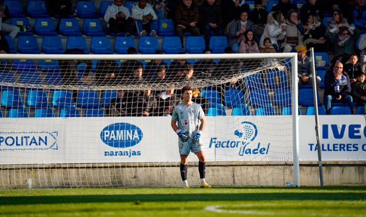 Álex Fernández se convirtió en el héroe del partido tras detener el penalti / CF Talavera.