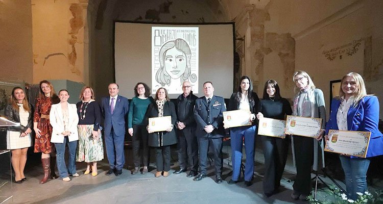 Talavera homenajea a cinco mujeres en el acto institucional del 8M