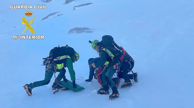 Localizan y rescatan a una esquiadora toledana en Sierra Nevada por su mensaje de Whatsapp