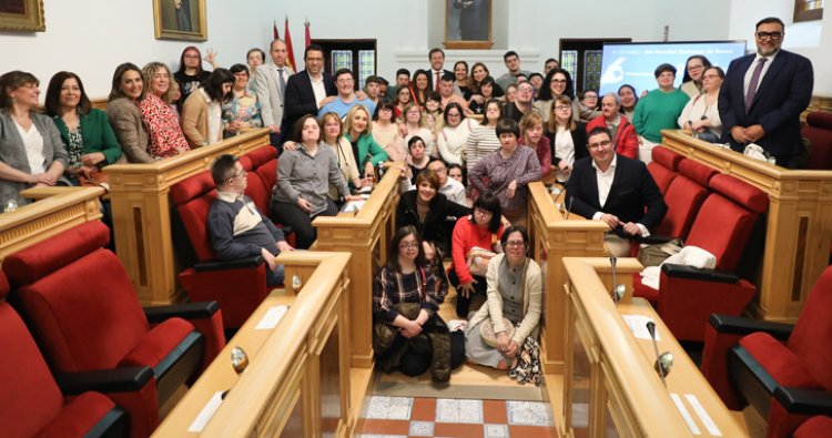 El Salón de Plenos del ayuntamiento de Toledo ha vuelto a acoger el pleno inclusivo