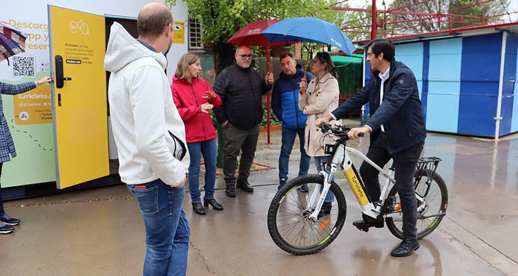 Caballero, sobre una de las bicis del proyecto Turicleta en Villafranca de los Caballeros.