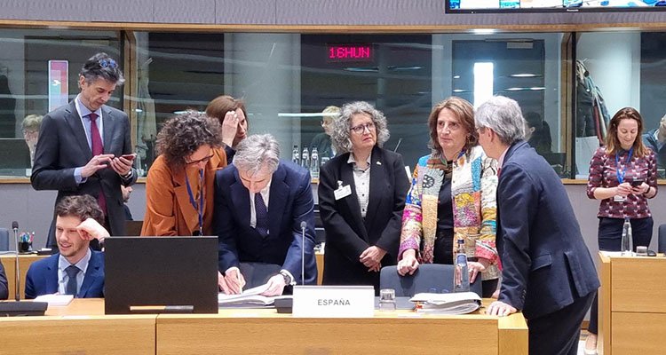 Mercedes Gómez lleva a la UE la reducción de residuos textiles y el desperdicio de alimentos