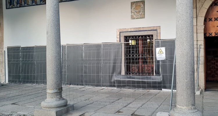 Vuelven a tapar los azulejos del pórtico de la Basílica del Prado de Talavera