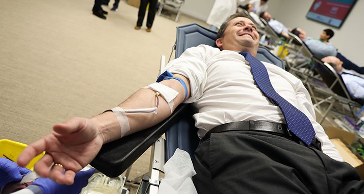 Carlos Velázquez anima a los toledanos a donar sangre