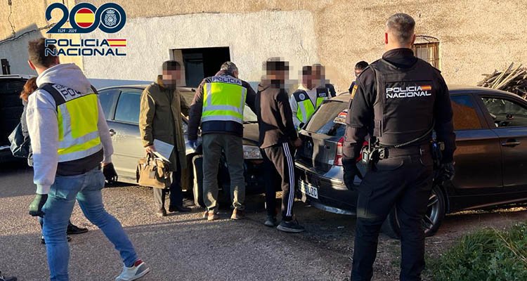 Detienen en Talavera a tres jóvenes que robaban piezas y objetos de coches de alta gama