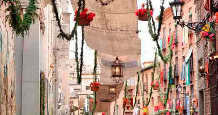 Los toldos del Corpus comienzan a aparecer en las calles del Casco Histórico de Toledo