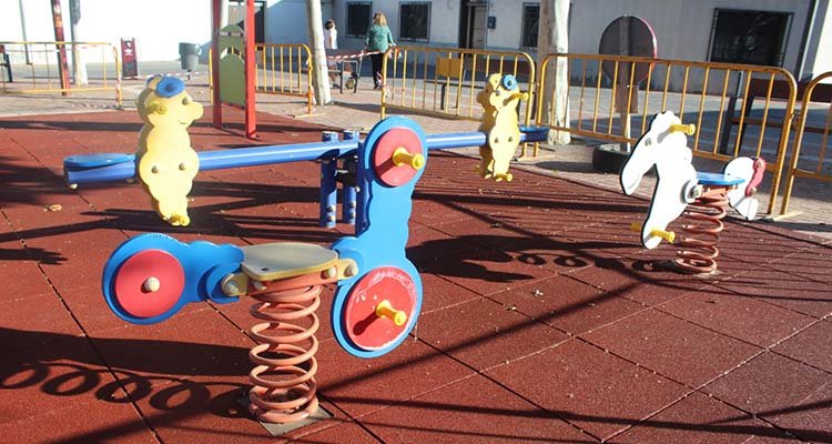 Renuevan en Torrijos el suelo del parque infantil de la plaza de Las Colonias