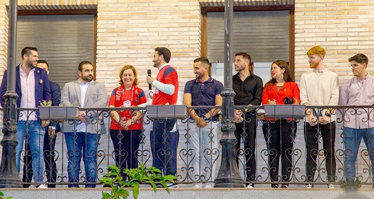 Los jugadores salieron al balcón del ayuntamiento para celebrar el triunfo con los suyos / Ayuntamiento de Mocejón.