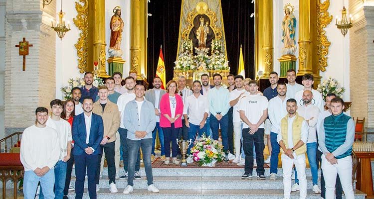 Toda la plantilla del ascenso posó ante la Virgen del Carmen / Ayuntamiento de Mocejón.