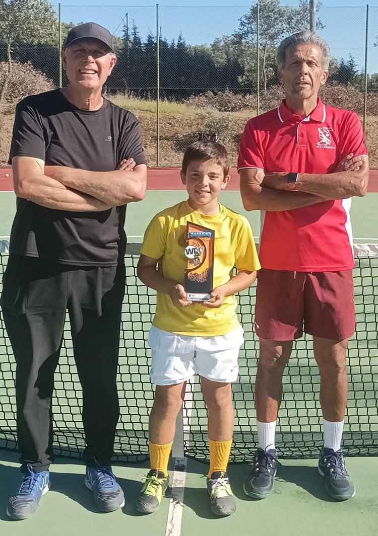 Yerard posó con su último trofeo con dos ilustres monitores de Los Alcores, Bene Tapetado (i) y Alberto Soria.