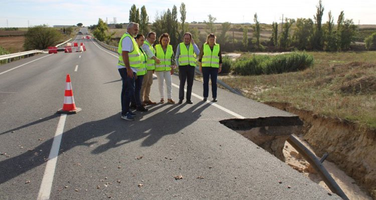 La DANA causó numerosos daños en carreteras provinciales, como en esta de Chozas de Canales que visitó Cedillo.