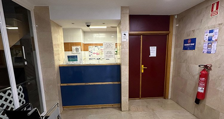 Zona de espera y puerta de consultas del centro de salud de Villacañas / CSIF.