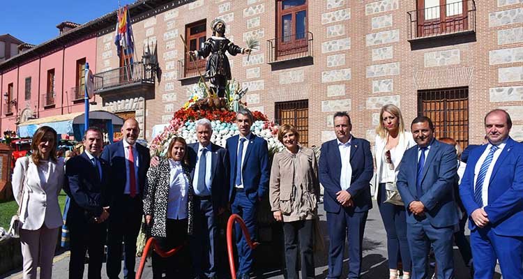 Los representantes socialistas, junto al presidente de la Hermandad de San Isidro (5i) / PSOE Talavera.
