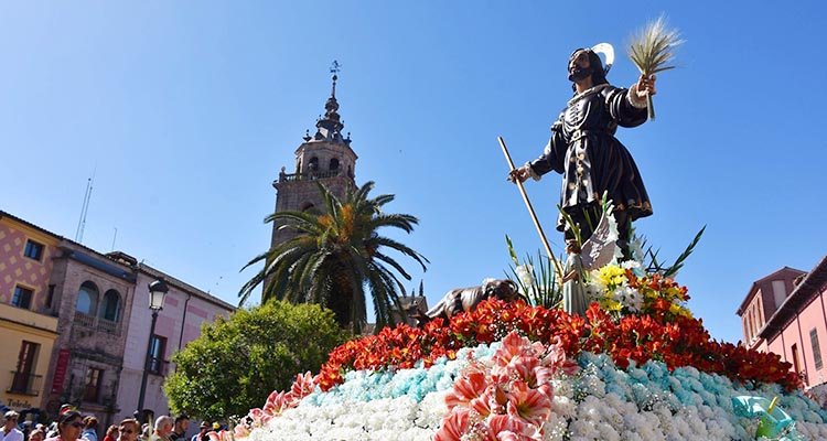 Miles de personas engrandecen en Talavera el tradicional desfile de San Isidro