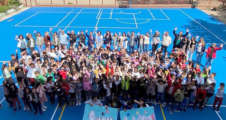El colegio Antonio Machado de Talavera estrena pista polideportiva