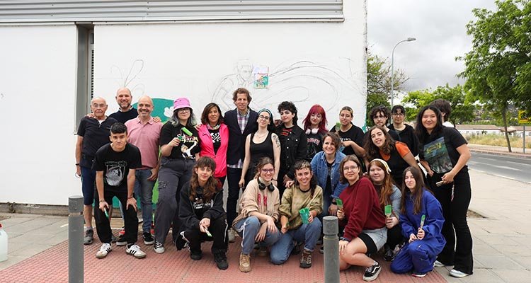 El colegio Fábrica de Armas de Toledo homenajea a Bahamontes con un mural