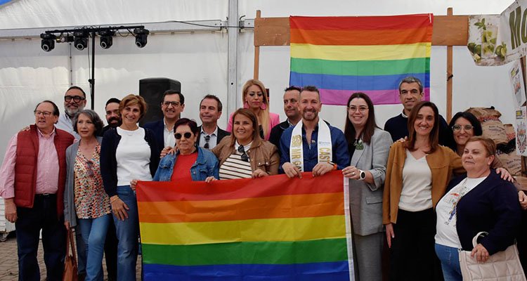 El PSOE de Talavera cuelga la bandera LGTBI en la caseta de la feria