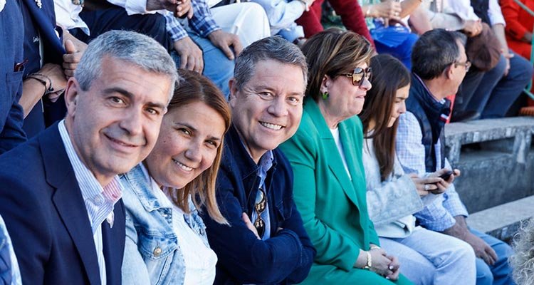 Page (d), en los tendidos de La Caprichosa con los secretarios generales del PSOE en Toledo y Talavera, Álvaro Gutiérrez y Tita García Élez.