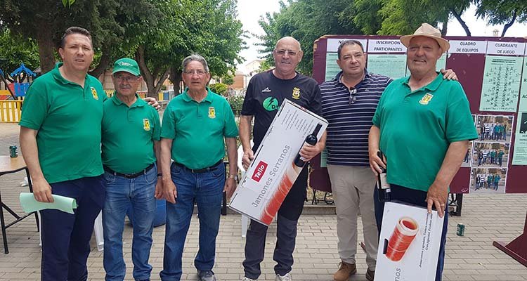 El alcalde de Gálvez (2d), con los campeones del Torneo de San Isidro / Club Deportivo Petanca Galveño.