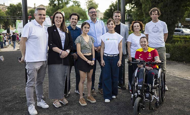 Foto de familia de los actores necesarios para que el Tour Universo Mujer se haya desarrollado en Toledo.