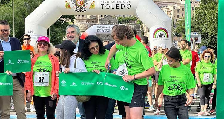 Lozano corta la cinta de la carrera solidaria 'Toledo en forma por la igualdad' con su compañera en el gobierno toledano Marisol Illescas.