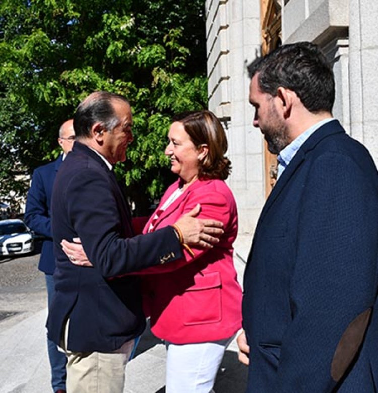 Saludo de ambos dirigentes a las puertas de la sede de la Diputación de Toledo.