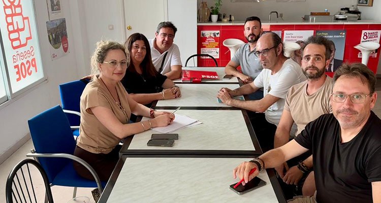 Imagen de la reunión mantenida con el PSOE, partido mayoritario de la oposición, con la exalcaldesa Silvia Fernández (i), y a su lado los concejales Cándido Guerra y Patricia Martín.