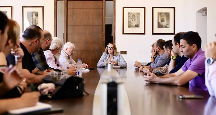 Una imagen de la reunión de Loreto Molina con el comité de empresa que representa a los trabajadores..