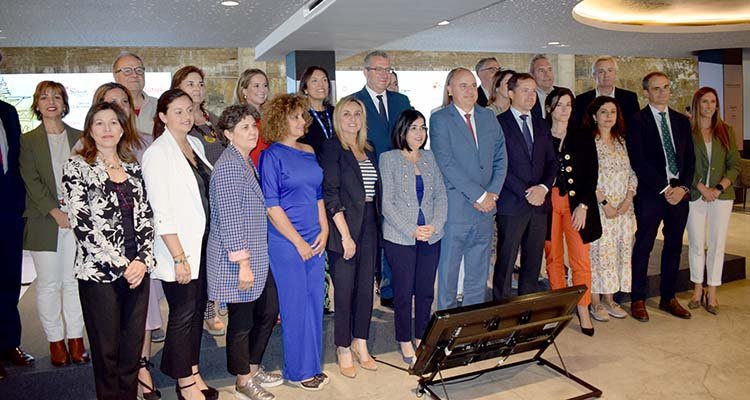 Foto de familia tras la constitución de la Spain Convention Bureau.