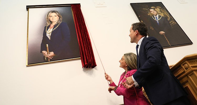 El retrato de Milagros Tolón ya luce en la galería de alcaldes de Toledo