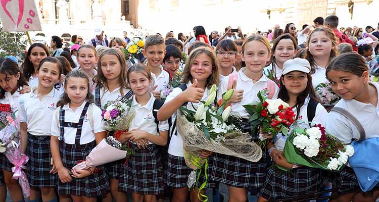 Multitudinaria ofrenda floral al Corpus Christi en la Catedral de Toledo