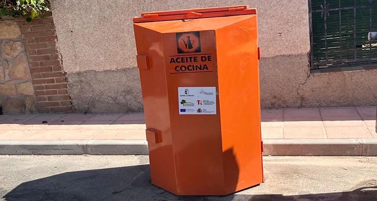 Camarena instala contenedores para la recogida de aceite de cocina usado