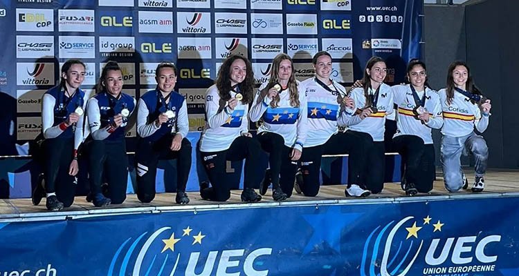 El equipo español (d) logró una medalla de bronce en Verona. segunda presea para la talaverana (2d).