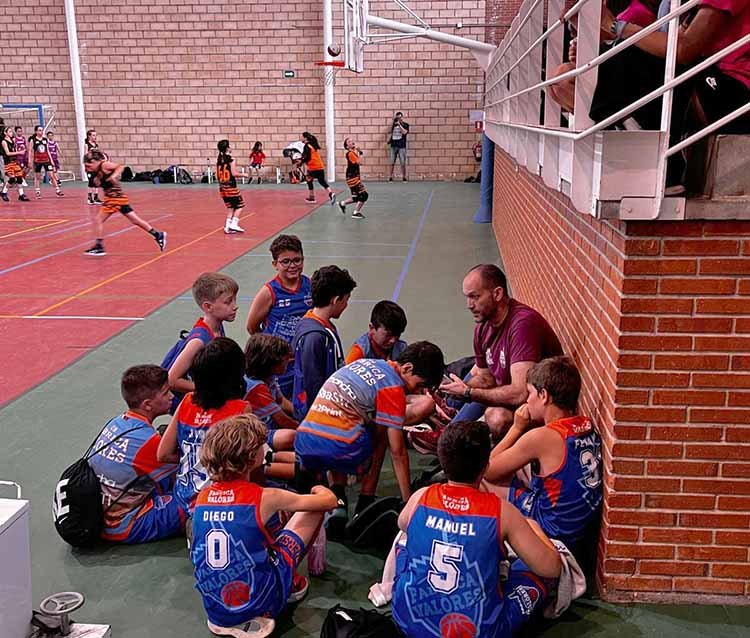 El pabellón municipal de Cebolla vivió este sábado la esencia y savia nueva del baloncesto.