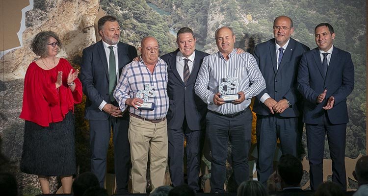 Los alcaldes de Alcolea y Aldeanueva, Ignacio Moreno (ci) y José Manuel Fernández (cd), recogieron el premio.