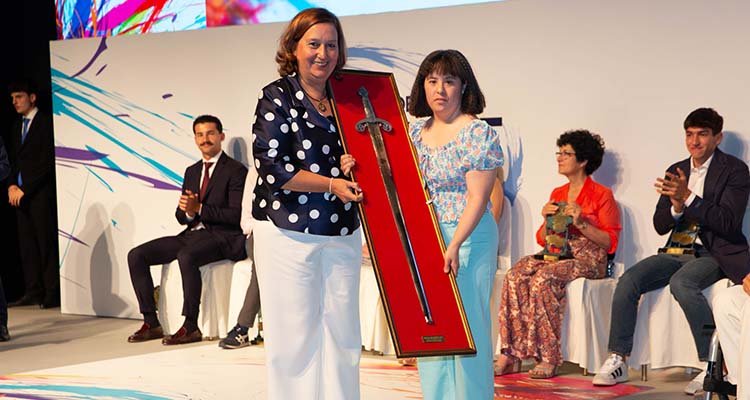 Iris recibió el Premio Diputación de Toledo de manos de su presidenta.